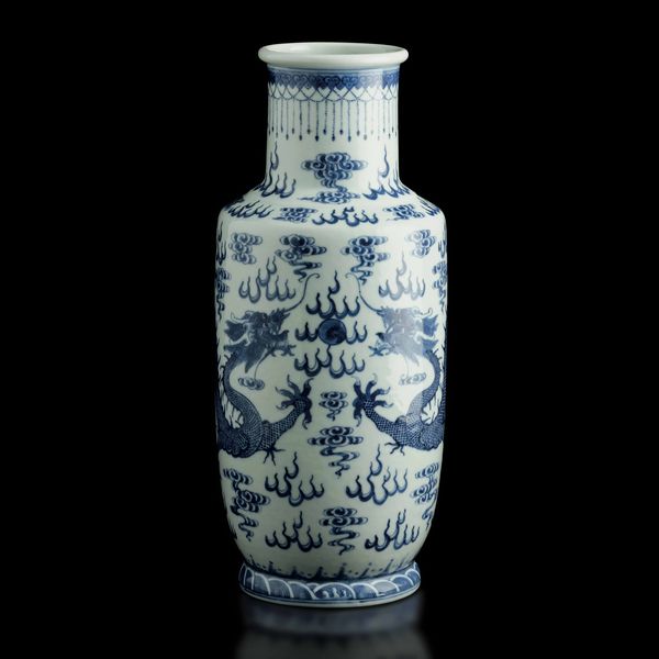 Vaso Rouleau in porcellana bianca e blu con figure di draghi tra le nuvole, Cina, Dinastia Qing, epoca Guangxu (1875-1908)  - Asta Fine Chinese Works of Art - Associazione Nazionale - Case d'Asta italiane