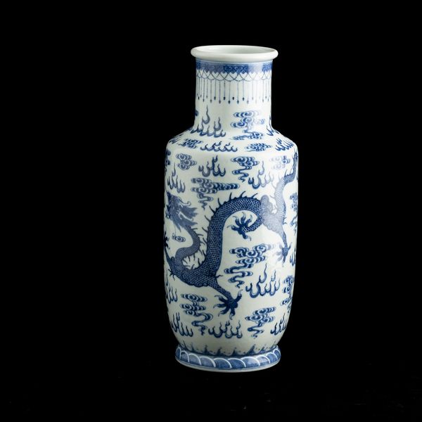 Vaso Rouleau in porcellana bianca e blu con figure di draghi tra le nuvole, Cina, Dinastia Qing, epoca Guangxu (1875-1908)  - Asta Fine Chinese Works of Art - Associazione Nazionale - Case d'Asta italiane