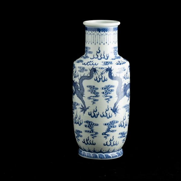 Vaso Rouleau in porcellana bianca e blu con figure di draghi tra le nuvole, Cina, Dinastia Qing, epoca Guangxu (1875-1908)  - Asta Fine Chinese Works of Art - Associazione Nazionale - Case d'Asta italiane