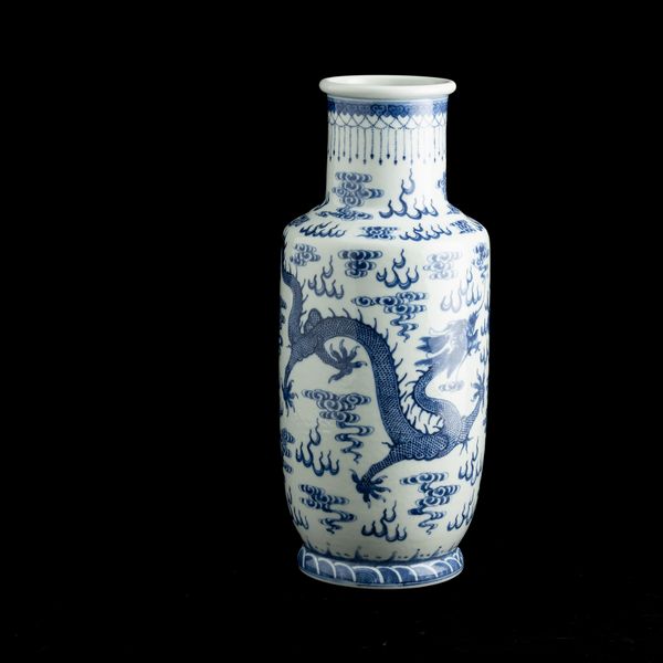 Vaso Rouleau in porcellana bianca e blu con figure di draghi tra le nuvole, Cina, Dinastia Qing, epoca Guangxu (1875-1908)  - Asta Fine Chinese Works of Art - Associazione Nazionale - Case d'Asta italiane