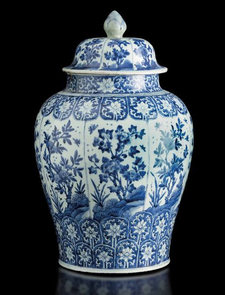 Grande potiche in porcellana bianca e blu con decori floreali e soggetti naturalistici entro riserve, Cina, Dinastia Qing, epoca Kangxi (1662-1722)  - Asta Fine Chinese Works of Art - Associazione Nazionale - Case d'Asta italiane