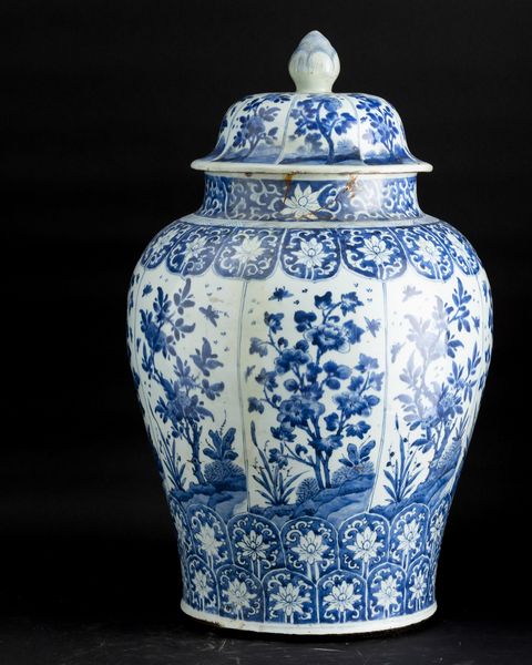 Grande potiche in porcellana bianca e blu con decori floreali e soggetti naturalistici entro riserve, Cina, Dinastia Qing, epoca Kangxi (1662-1722)  - Asta Fine Chinese Works of Art - Associazione Nazionale - Case d'Asta italiane