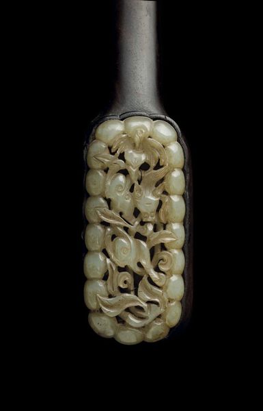 Ruyj in legno con placche in giada Celadon decorate a rilievo, Cina, Dinastia Qing, XVIII secolo  - Asta Fine Chinese Works of Art - Associazione Nazionale - Case d'Asta italiane