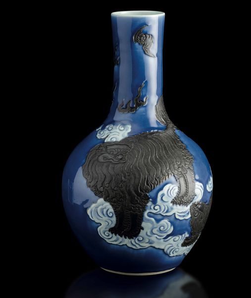 Raro vaso a bottiglia in porcellana con figura di cane di Pho a rilievo su fondo blu, Cina, Dinastia Qing, XIX secolo  - Asta Fine Chinese Works of Art - Associazione Nazionale - Case d'Asta italiane