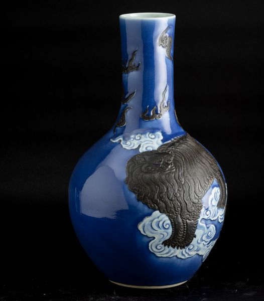 Raro vaso a bottiglia in porcellana con figura di cane di Pho a rilievo su fondo blu, Cina, Dinastia Qing, XIX secolo  - Asta Fine Chinese Works of Art - Associazione Nazionale - Case d'Asta italiane