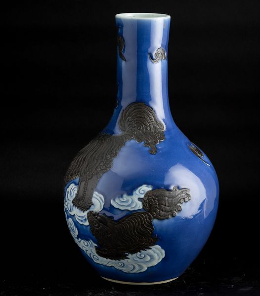 Raro vaso a bottiglia in porcellana con figura di cane di Pho a rilievo su fondo blu, Cina, Dinastia Qing, XIX secolo  - Asta Fine Chinese Works of Art - Associazione Nazionale - Case d'Asta italiane