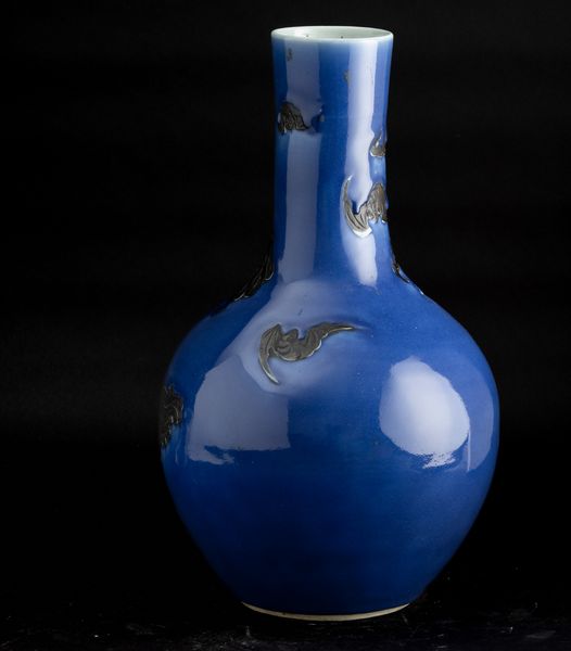 Raro vaso a bottiglia in porcellana con figura di cane di Pho a rilievo su fondo blu, Cina, Dinastia Qing, XIX secolo  - Asta Fine Chinese Works of Art - Associazione Nazionale - Case d'Asta italiane