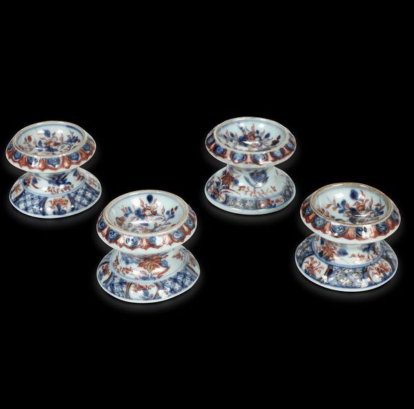 Quattro saliere in porcellana Imari con decori floreali, Cina, Dinastia Qing, epoca Kangxi (1662-1722)  - Asta Fine Chinese Works of Art - Associazione Nazionale - Case d'Asta italiane