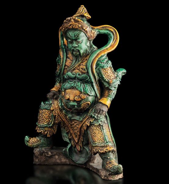 Grande figura di Guandi in ceramica invetriata a smalti Sancai, Cina, Dinastia Ming, XVII secolo  - Asta Fine Chinese Works of Art - Associazione Nazionale - Case d'Asta italiane