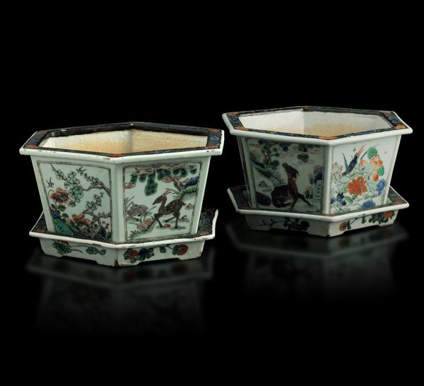 Coppia di giardiniere esagonali in porcellana Famiglia Verde con raffigurazioni naturalistiche entro riserve e decori floreali, Cina, Dinastia Qing, epoca Kangxi (1662-1722)  - Asta Fine Chinese Works of Art - Associazione Nazionale - Case d'Asta italiane