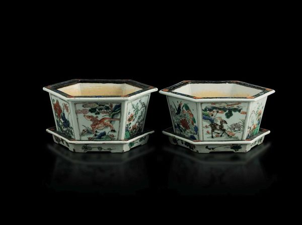 Coppia di giardiniere esagonali in porcellana Famiglia Verde con raffigurazioni naturalistiche entro riserve e decori floreali, Cina, Dinastia Qing, epoca Kangxi (1662-1722)  - Asta Fine Chinese Works of Art - Associazione Nazionale - Case d'Asta italiane