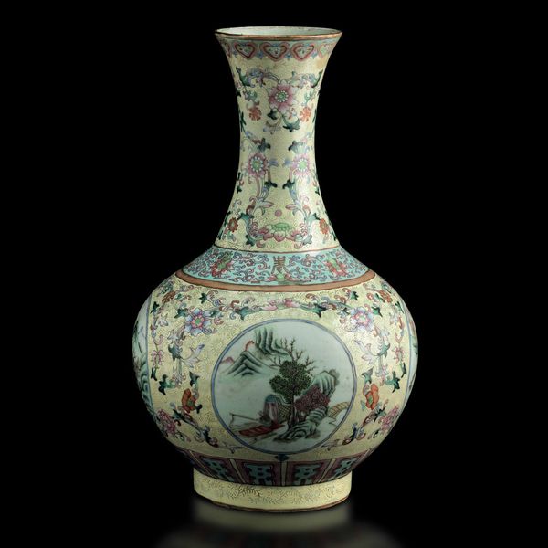 Vaso a bottiglia in porcellana con raffigurazioni di paesaggio entro riserve e decori floreali su fondo giallo, Cina, Dinastia Qing, marca e del periodo Guangxu (1875-1908)  - Asta Fine Chinese Works of Art - Associazione Nazionale - Case d'Asta italiane