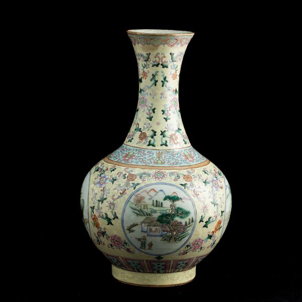 Vaso a bottiglia in porcellana con raffigurazioni di paesaggio entro riserve e decori floreali su fondo giallo, Cina, Dinastia Qing, marca e del periodo Guangxu (1875-1908)  - Asta Fine Chinese Works of Art - Associazione Nazionale - Case d'Asta italiane