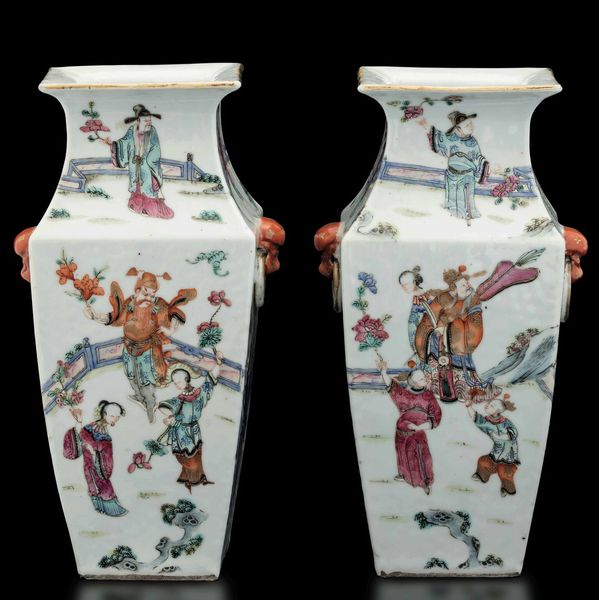 Coppia di vasi in porcellana Famiglia Rosa con mascheroni, anse ad anello e figure di dignitari con fanciulli entro paesaggio, Cina, Dinastia Qing, epoca Daoguang (1821-1908)  - Asta Fine Chinese Works of Art - Associazione Nazionale - Case d'Asta italiane