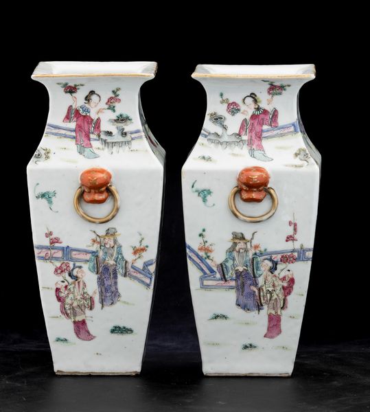 Coppia di vasi in porcellana Famiglia Rosa con mascheroni, anse ad anello e figure di dignitari con fanciulli entro paesaggio, Cina, Dinastia Qing, epoca Daoguang (1821-1908)  - Asta Fine Chinese Works of Art - Associazione Nazionale - Case d'Asta italiane