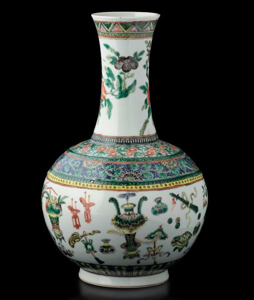 Vaso a bottiglia in porcellana nei toni della Famiglia Verde con decorazione a registri sovrapposti con soggetti naturalistici e motivi floreali, Cina, Dinastia Qing, epoca Guangxu (1875-1908)  - Asta Fine Chinese Works of Art - Associazione Nazionale - Case d'Asta italiane