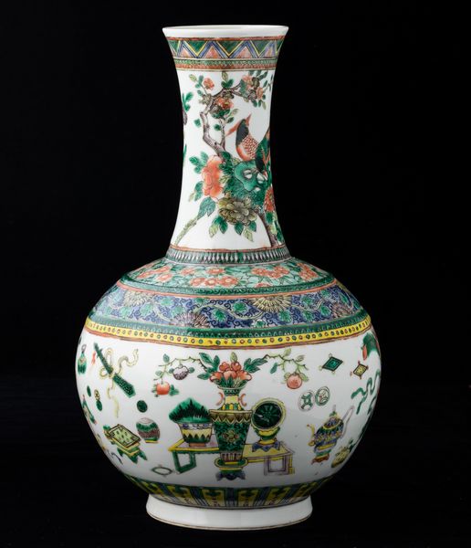 Vaso a bottiglia in porcellana nei toni della Famiglia Verde con decorazione a registri sovrapposti con soggetti naturalistici e motivi floreali, Cina, Dinastia Qing, epoca Guangxu (1875-1908)  - Asta Fine Chinese Works of Art - Associazione Nazionale - Case d'Asta italiane