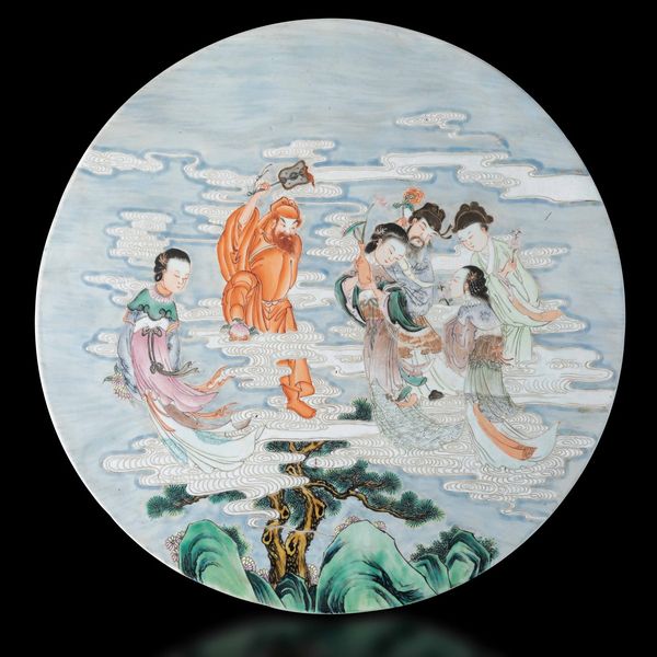 Placca circolare in porcellana con figure di saggi e Guanyin, Cina, Dinastia Qing, XIX secolo  - Asta Fine Chinese Works of Art - Associazione Nazionale - Case d'Asta italiane