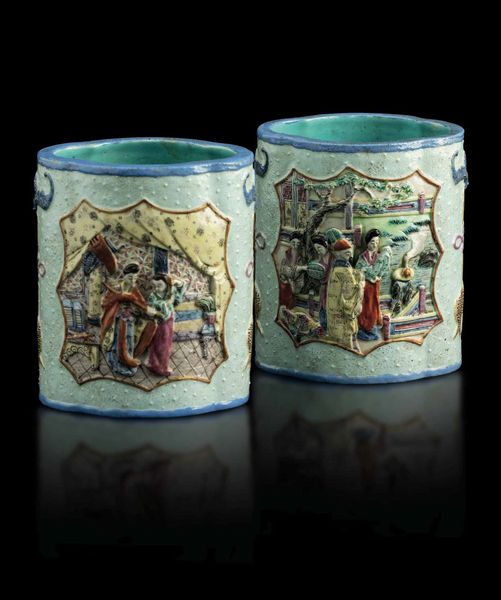 Coppia di brushepots in porcellana con raffigurazioni di vita comune entro riserve e decori naturalistici a rilievo, Cina, Dinastia Qing, XIX secolo  - Asta Fine Chinese Works of Art - Associazione Nazionale - Case d'Asta italiane