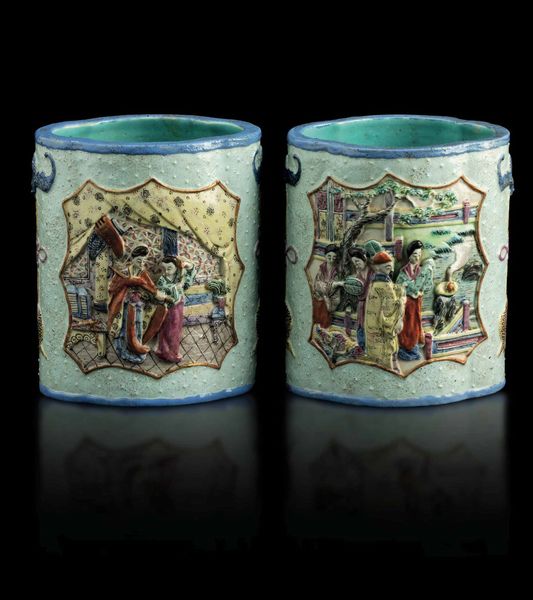 Coppia di brushepots in porcellana con raffigurazioni di vita comune entro riserve e decori naturalistici a rilievo, Cina, Dinastia Qing, XIX secolo  - Asta Fine Chinese Works of Art - Associazione Nazionale - Case d'Asta italiane