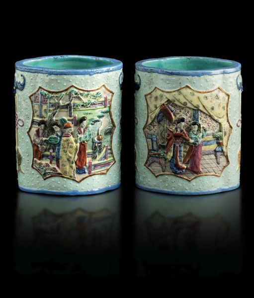 Coppia di brushepots in porcellana con raffigurazioni di vita comune entro riserve e decori naturalistici a rilievo, Cina, Dinastia Qing, XIX secolo  - Asta Fine Chinese Works of Art - Associazione Nazionale - Case d'Asta italiane