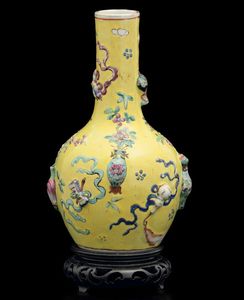 Vaso a bottiglia in porcellana con decori naturalistici a rilievo su fondo giallo, Cina, Dinastia Qing, epoca Guangxu (1875-1908)  - Asta Fine Chinese Works of Art - Associazione Nazionale - Case d'Asta italiane