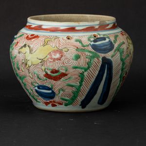 Vaso globulare in porcellana con figure di cavalli e decori naturalistici, Cina, Dinastia Qing, epoca Shunzhi (1644-1661)  - Asta Fine Chinese Works of Art - Associazione Nazionale - Case d'Asta italiane