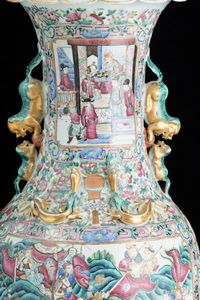 Vaso a balaustro in porcellana Famiglia Rosa con figure di draghetti a rilievo, scene di vita comune entro riserve e decori floreali, Cina, Dinastia Qing, epoca Guangxu (1875-1908)  - Asta Fine Chinese Works of Art - Associazione Nazionale - Case d'Asta italiane