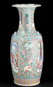 Vaso a balaustro in porcellana Famiglia Rosa con scene di vita comune entro riserve, decori floreali e figure di draghetti a rilievo, Cina, Dinastia Qing, epoca Guangxu (1875-1908)  - Asta Fine Chinese Works of Art - Associazione Nazionale - Case d'Asta italiane