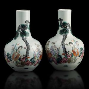 Coppia di vasi a bottiglia in porcellana con decoro di saggi e Immortali entro paesaggio, Cina, Dinastia Qing, marca e del periodo Daoguang (1821-1850)  - Asta Fine Chinese Works of Art - Associazione Nazionale - Case d'Asta italiane