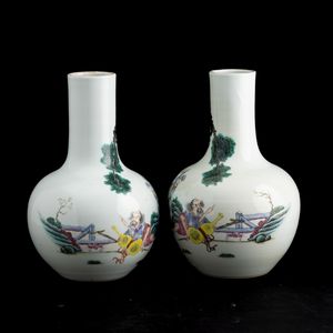 Coppia di vasi a bottiglia in porcellana con decoro di saggi e Immortali entro paesaggio, Cina, Dinastia Qing, marca e del periodo Daoguang (1821-1850)  - Asta Fine Chinese Works of Art - Associazione Nazionale - Case d'Asta italiane