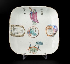 Lotto composto da piatto quadrato e piccolo vaso in porcellana con figure e iscrizioni, Cina, Dinastia Qing, XIX secolo  - Asta Fine Chinese Works of Art - Associazione Nazionale - Case d'Asta italiane