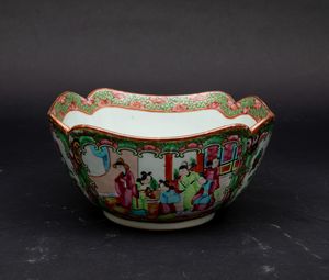 Servizio da sei in porcellana Famiglia Rosa con decori floreali e scene di vita comune entro riserve, Canto, Cina, Dinastia Qing, XIX secolo  - Asta Fine Chinese Works of Art - Associazione Nazionale - Case d'Asta italiane