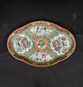 Servizio da sei in porcellana Famiglia Rosa con decori floreali e scene di vita comune entro riserve, Canto, Cina, Dinastia Qing, XIX secolo  - Asta Fine Chinese Works of Art - Associazione Nazionale - Case d'Asta italiane