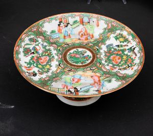 Servizio da sei in porcellana Famiglia Rosa con decori floreali e scene di vita comune entro riserve, Canto, Cina, Dinastia Qing, XIX secolo  - Asta Fine Chinese Works of Art - Associazione Nazionale - Case d'Asta italiane