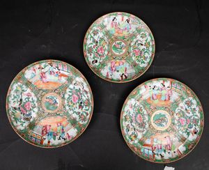 Servizio da sei in porcellana Famiglia Rosa con decori floreali e scene di vita comune entro riserve, Canto, Cina, Dinastia Qing, XIX secolo  - Asta Fine Chinese Works of Art - Associazione Nazionale - Case d'Asta italiane