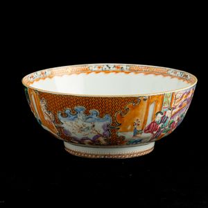 Bowl in porcellana con raffigurazioni di vita comune entro riserve sagomate e decori floreali, Cina, Dinastia Qing, epoca Qianlong (1736-1796)  - Asta Fine Chinese Works of Art - Associazione Nazionale - Case d'Asta italiane