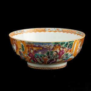 Bowl in porcellana con raffigurazioni di vita comune entro riserve sagomate e decori floreali, Cina, Dinastia Qing, epoca Qianlong (1736-1796)  - Asta Fine Chinese Works of Art - Associazione Nazionale - Case d'Asta italiane