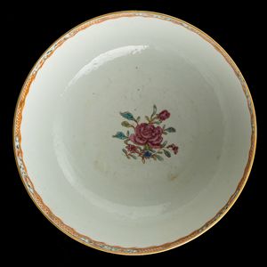 Bowl in porcellana con raffigurazioni di vita comune entro riserve sagomate e decori floreali, Cina, Dinastia Qing, epoca Qianlong (1736-1796)  - Asta Fine Chinese Works of Art - Associazione Nazionale - Case d'Asta italiane