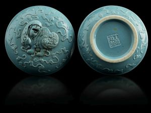 Scatola circolare in porcellana monocroma Claire de Lune con figura di Cane di Pho a rilievo sul coperchio, Cina, Dinastia Qing, XIX secolo  - Asta Fine Chinese Works of Art - Associazione Nazionale - Case d'Asta italiane