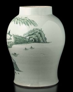 Vaso in porcellana con raffigurazione di paesaggio nei toni del verde sotto smalto, Liling, Cina, Dinastia Qing, XIX secolo  - Asta Fine Chinese Works of Art - Associazione Nazionale - Case d'Asta italiane