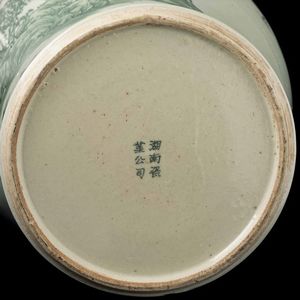 Vaso in porcellana con raffigurazione di paesaggio nei toni del verde sotto smalto, Liling, Cina, Dinastia Qing, XIX secolo  - Asta Fine Chinese Works of Art - Associazione Nazionale - Case d'Asta italiane