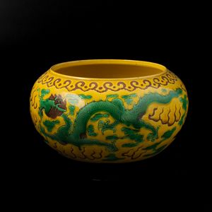 Vaso globulare in porcellana a smalti Sancai con decoro di draghi tra le nuvole, Cina, Dinastia Qing, XIX secolo  - Asta Fine Chinese Works of Art - Associazione Nazionale - Case d'Asta italiane