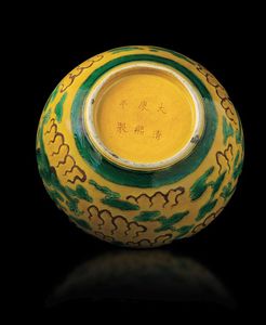 Vaso globulare in porcellana a smalti Sancai con decoro di draghi tra le nuvole, Cina, Dinastia Qing, XIX secolo  - Asta Fine Chinese Works of Art - Associazione Nazionale - Case d'Asta italiane