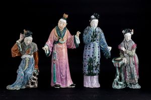 Quattro figure in porcellana raffiguranti fanciulle e saggio, Cina, Dinastia Qing, XIX secolo  - Asta Fine Chinese Works of Art - Associazione Nazionale - Case d'Asta italiane