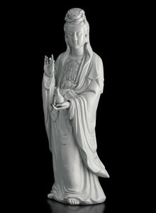 Grande figura di Guanyin in porcellana Blanc de Chine, Cina, Dinastia Qing, epoca Jiaqing (1796-1820)  - Asta Fine Chinese Works of Art - Associazione Nazionale - Case d'Asta italiane