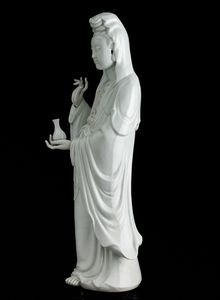 Grande figura di Guanyin in porcellana Blanc de Chine, Cina, Dinastia Qing, epoca Jiaqing (1796-1820)  - Asta Fine Chinese Works of Art - Associazione Nazionale - Case d'Asta italiane