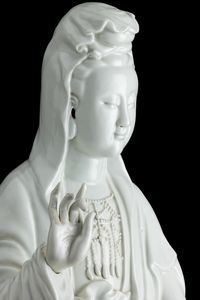 Grande figura di Guanyin in porcellana Blanc de Chine, Cina, Dinastia Qing, epoca Jiaqing (1796-1820)  - Asta Fine Chinese Works of Art - Associazione Nazionale - Case d'Asta italiane