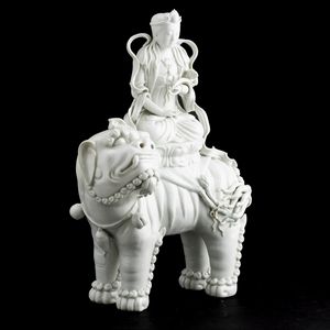 Figura di Guaniyn assisa su drago in porcellana Blanc de Chine, Cina, Dinastia Qing, XIX secolo  - Asta Fine Chinese Works of Art - Associazione Nazionale - Case d'Asta italiane