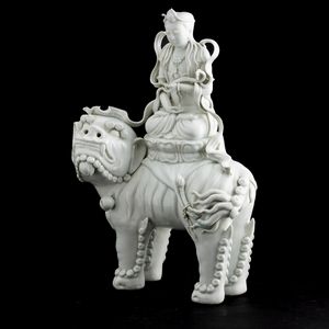 Figura di Guaniyn assisa su drago in porcellana Blanc de Chine, Cina, Dinastia Qing, XIX secolo  - Asta Fine Chinese Works of Art - Associazione Nazionale - Case d'Asta italiane